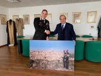 Carabinieri nei Sassi, il Comandante generale dell&rsquo;Arma regala alla citt&agrave; un pannello fotografico